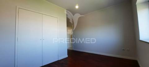 Apartamento t2 em rio tinto, 2 frentes, varanda e lugar de garagem