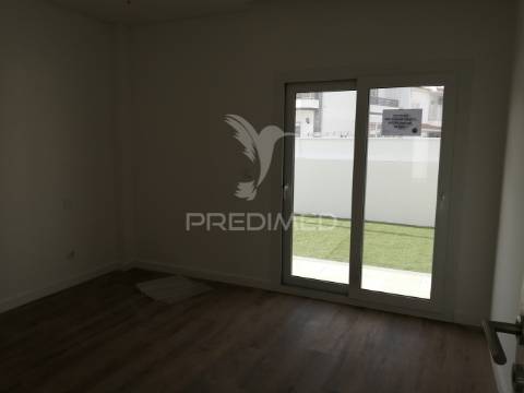 Moradia geminada c/piscina vale de milhaços