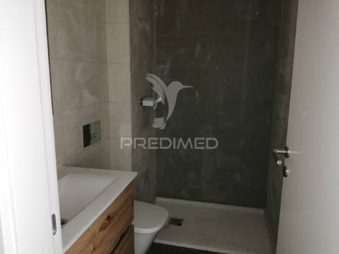 Moradia geminada c/piscina vale de milhaços