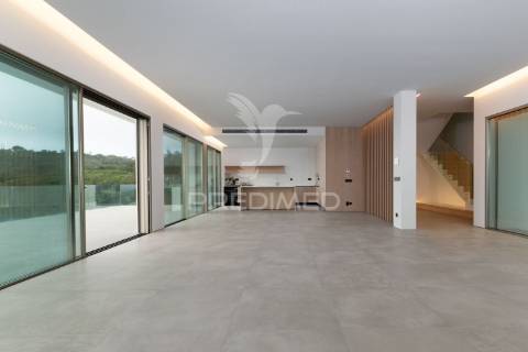 Moradia t3 de luxo com linhas modernas e vistas panorâmicas