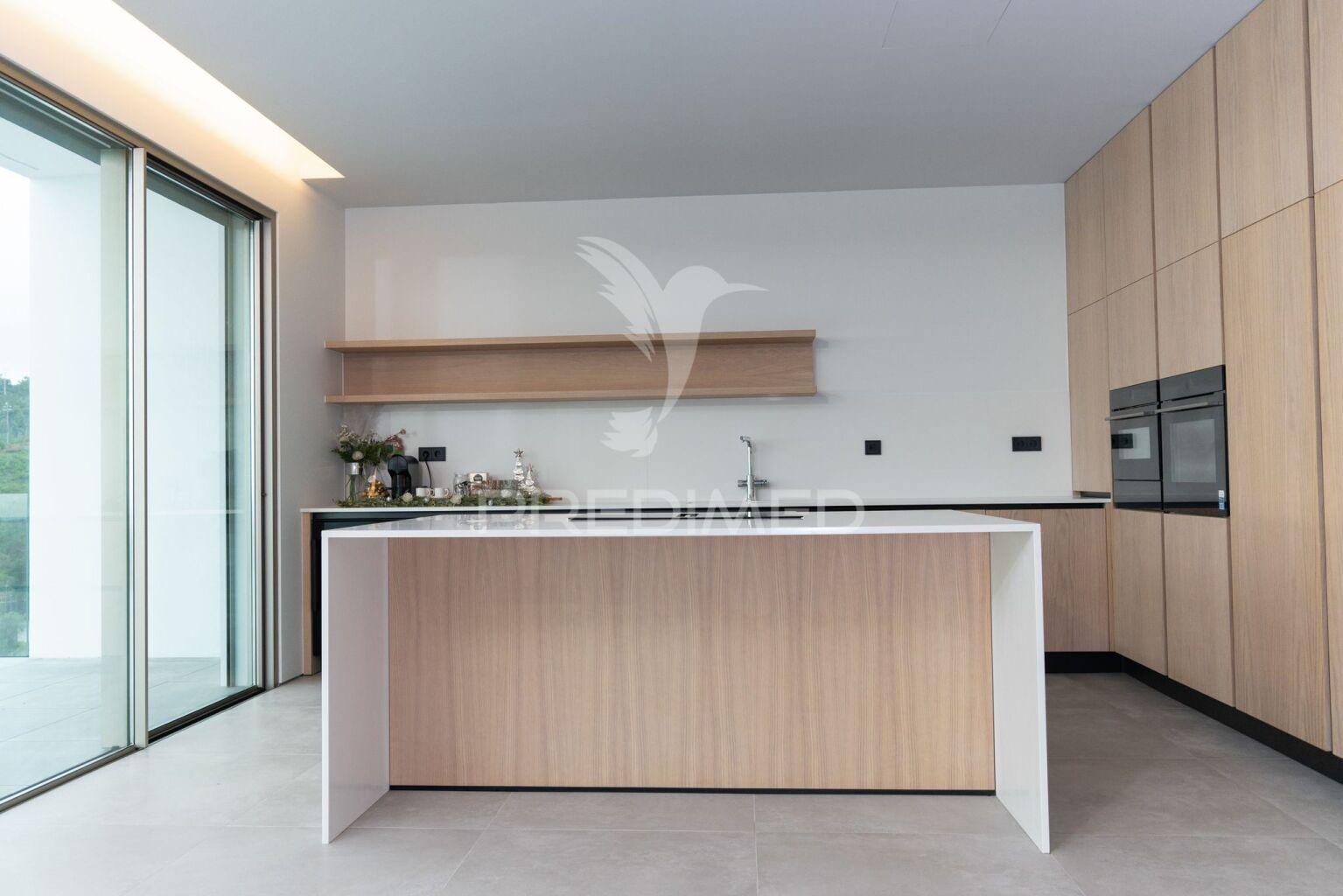 Moradia t3 de luxo com linhas modernas e vistas panorâmicas