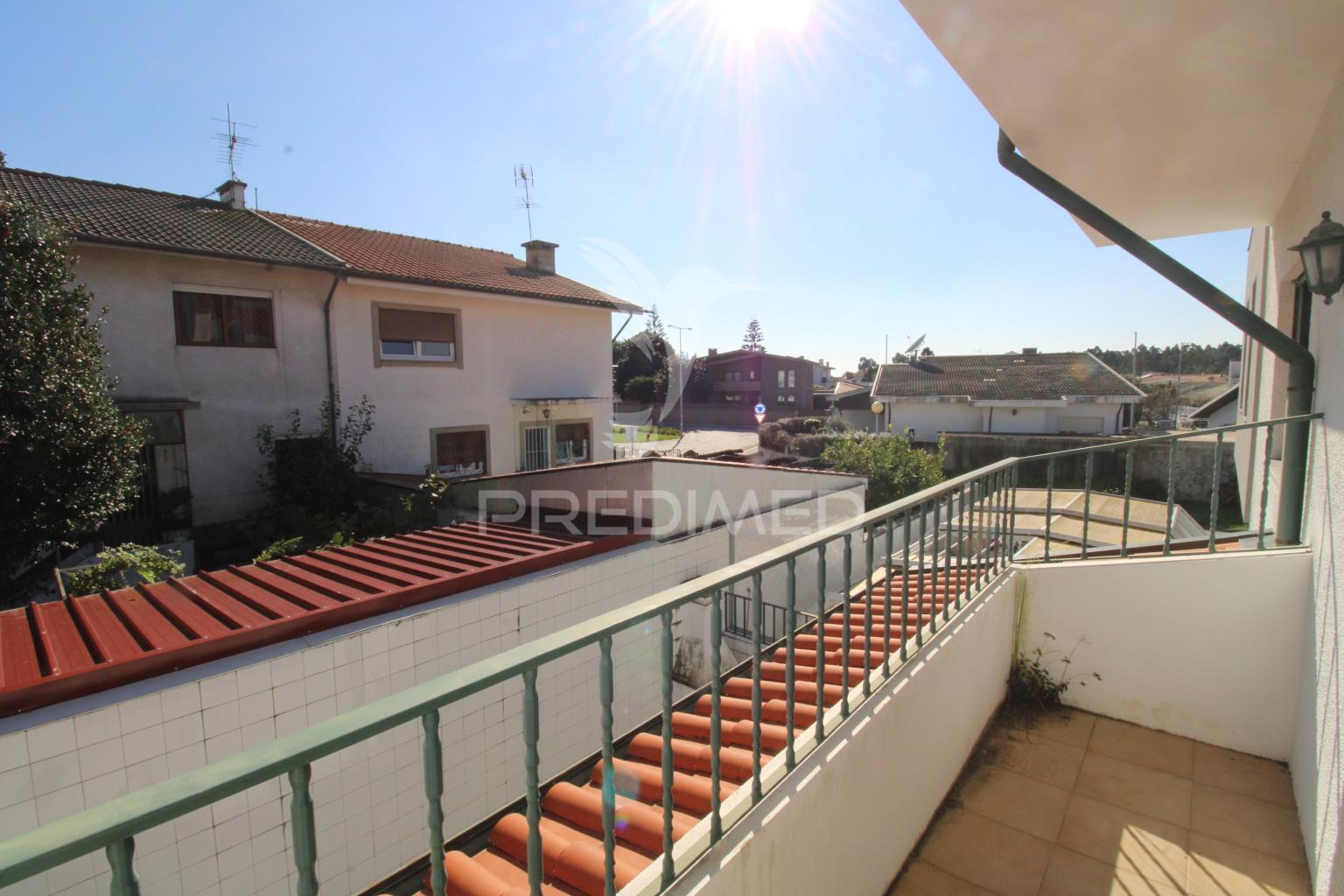Moradia v4 em vila nova da telha
