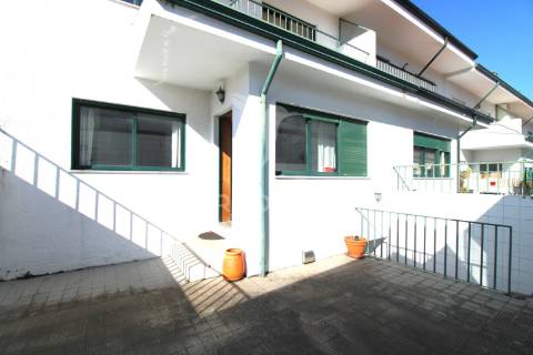 Moradia v4 em vila nova da telha