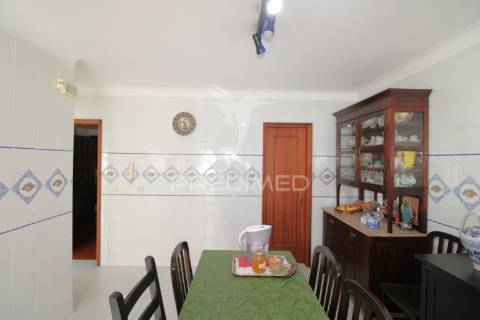 Moradia v4 em vila nova da telha