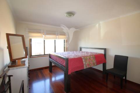 Moradia v4 em vila nova da telha