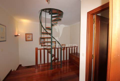 Moradia v4 em vila nova da telha