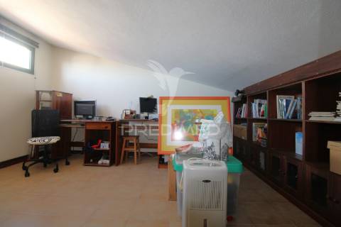 Moradia v4 em vila nova da telha