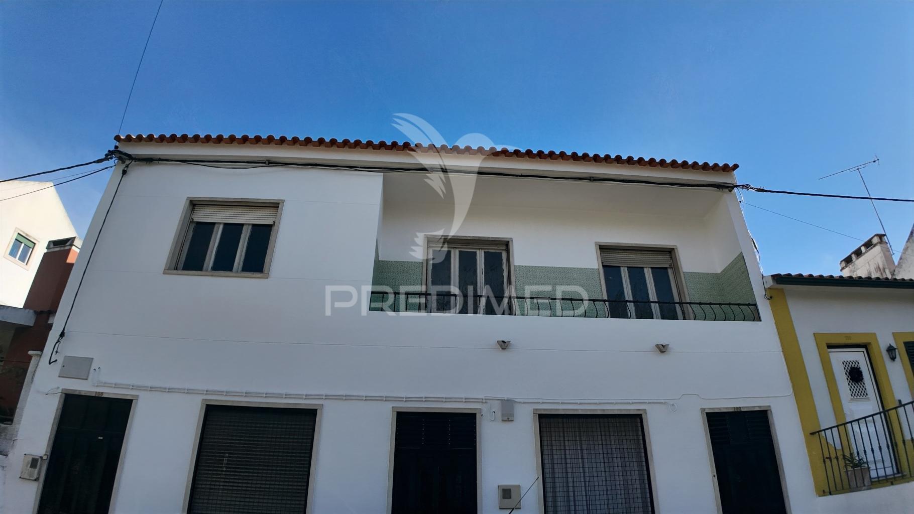 Moradia t7 no centro da vila de pernes - oportunidade para investimento!