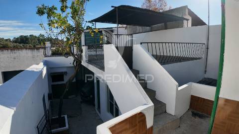 Moradia t7 no centro da vila de pernes - oportunidade para investimento!