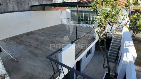 Moradia t7 no centro da vila de pernes - oportunidade para investimento!