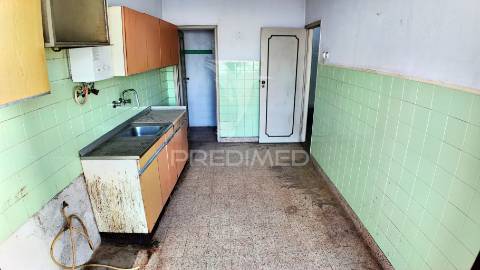 Moradia t7 no centro da vila de pernes - oportunidade para investimento!