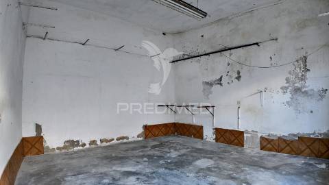 Moradia t7 no centro da vila de pernes - oportunidade para investimento!