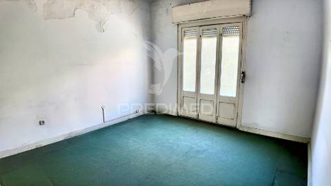 Moradia t7 no centro da vila de pernes - oportunidade para investimento!