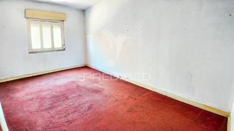 Moradia t7 no centro da vila de pernes - oportunidade para investimento!