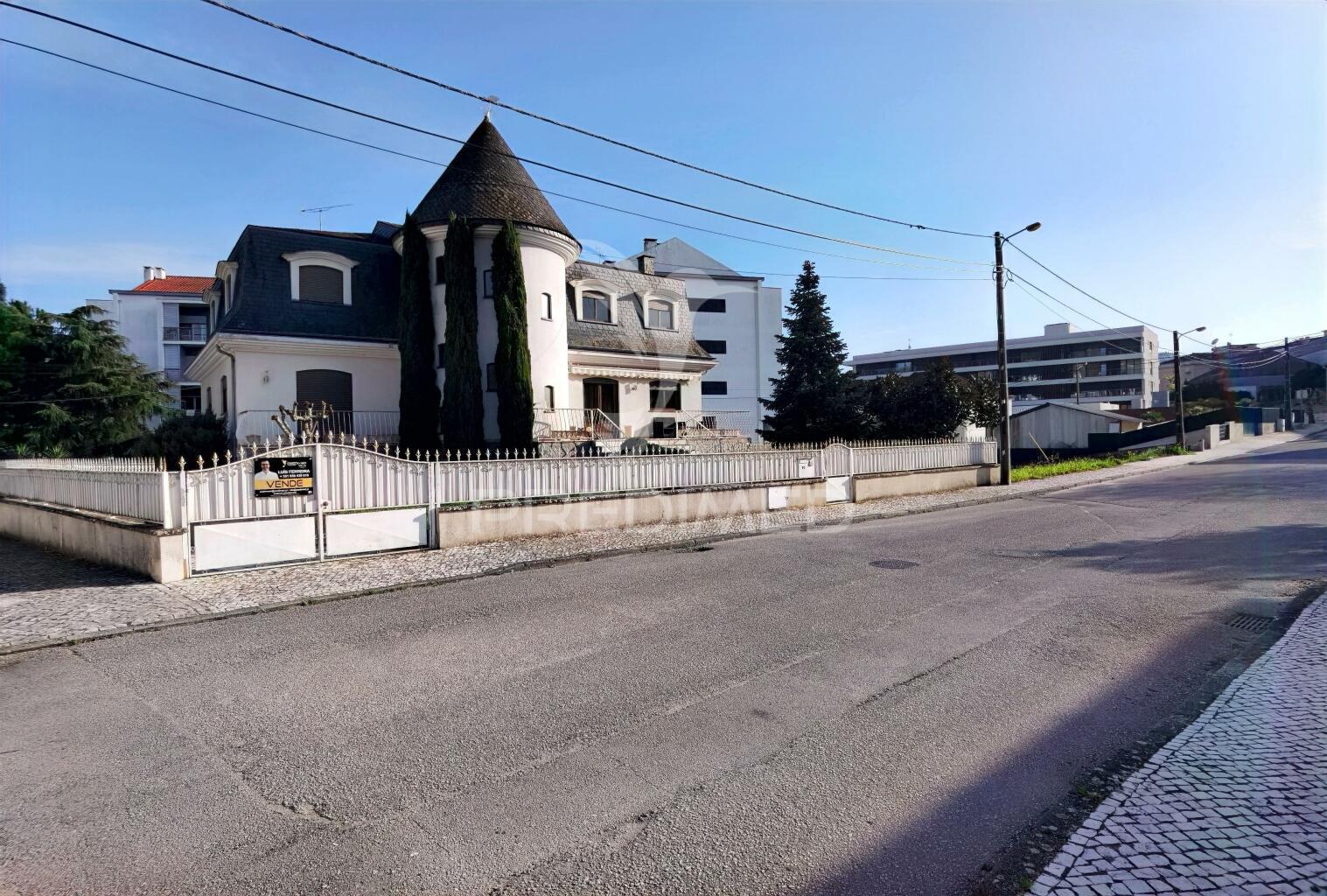 Moradia t5 com piscina localizada ourém / fátima