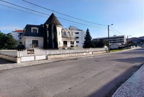 Moradia t5 com piscina localizada ourém / fátima
