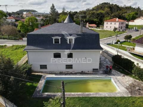 Moradia t5 com piscina localizada ourém / fátima