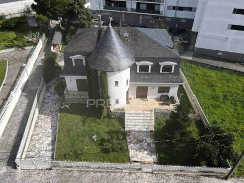 Moradia t5 com piscina localizada ourém / fátima