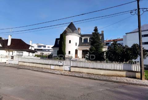 Moradia t5 com piscina localizada ourém / fátima