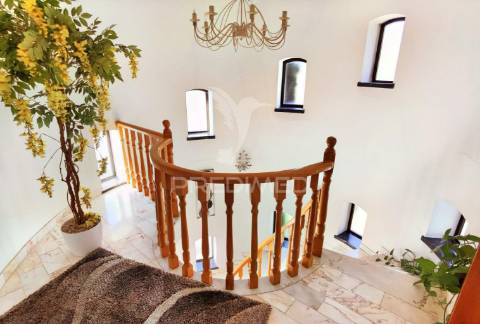 Moradia t5 com piscina localizada ourém / fátima