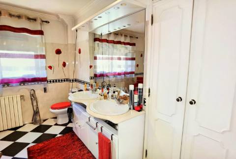 Moradia t5 com piscina localizada ourém / fátima