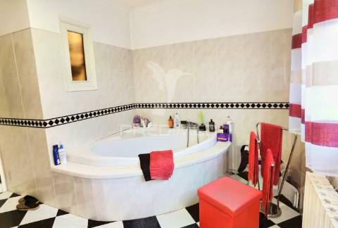 Moradia t5 com piscina localizada ourém / fátima