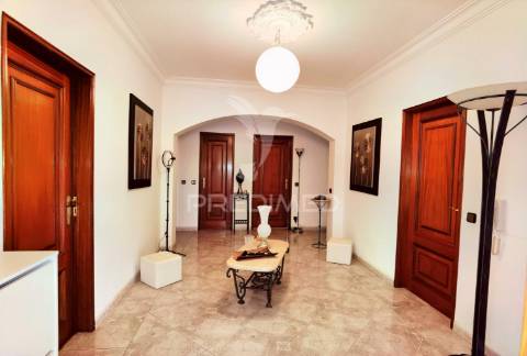 Moradia t5 com piscina localizada ourém / fátima