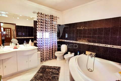 Moradia t5 com piscina localizada ourém / fátima