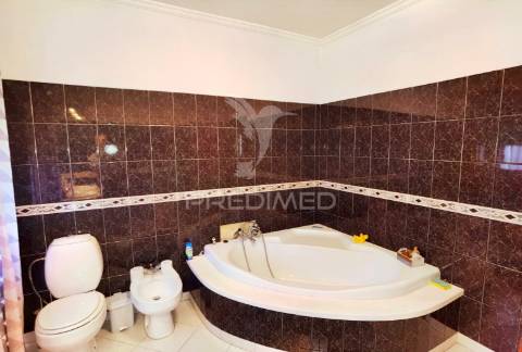 Moradia t5 com piscina localizada ourém / fátima