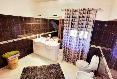 Moradia t5 com piscina localizada ourém / fátima