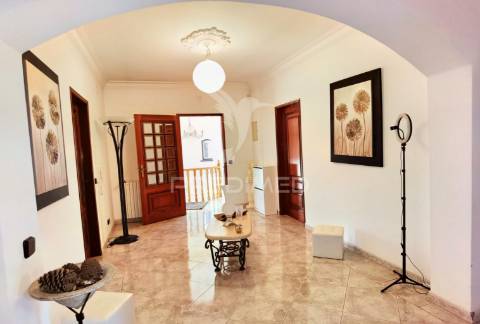 Moradia t5 com piscina localizada ourém / fátima