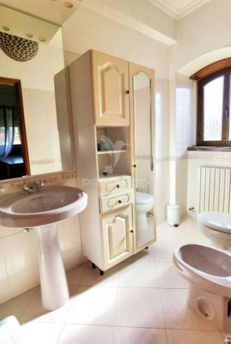 Moradia t5 com piscina localizada ourém / fátima