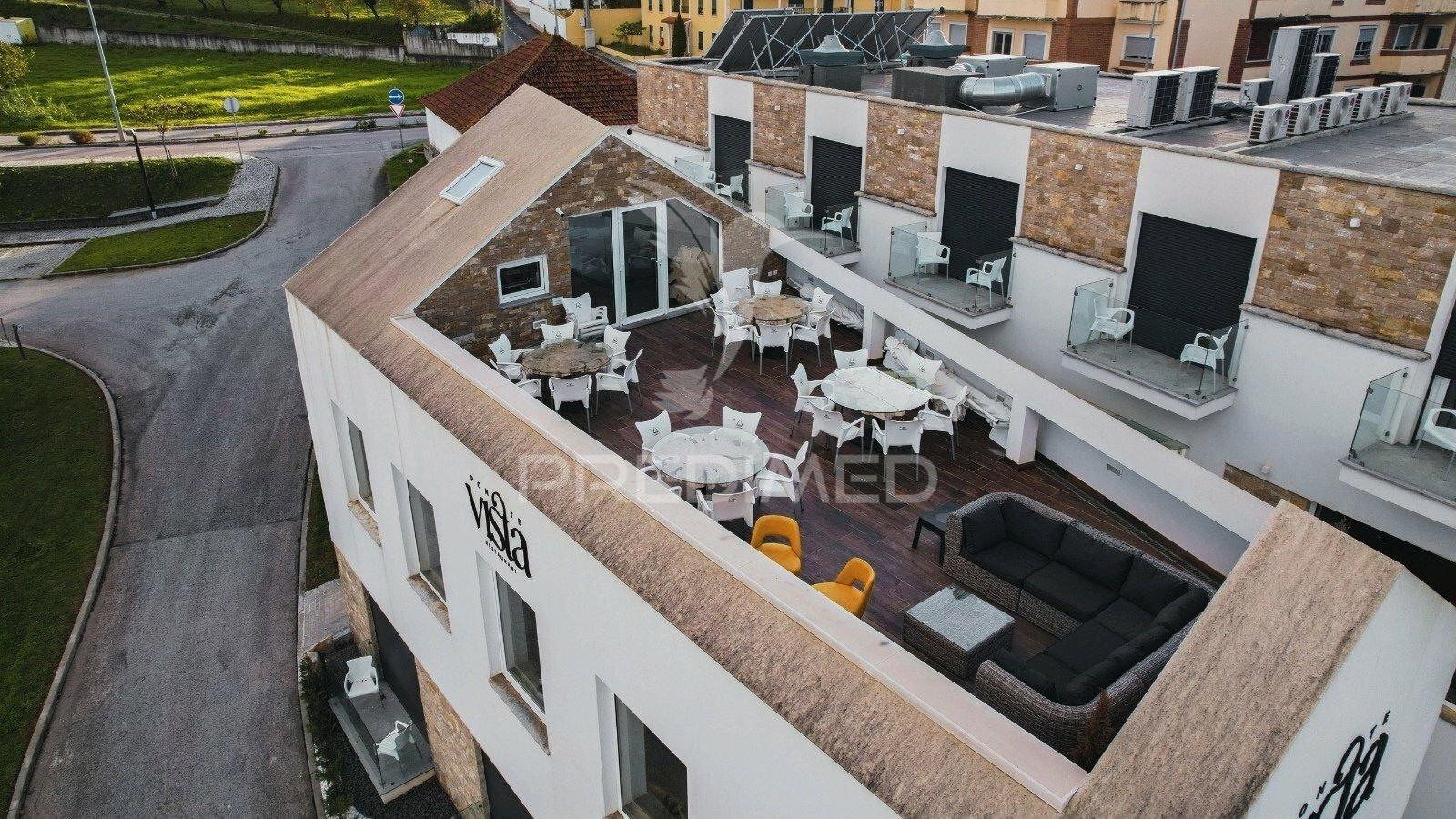 Alojamento local localizado em porto de mós, leiria com restaurante.