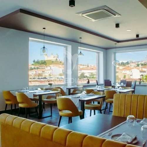 Alojamento local localizado em porto de mós, leiria com restaurante.
