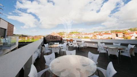 Alojamento local localizado em porto de mós, leiria com restaurante.