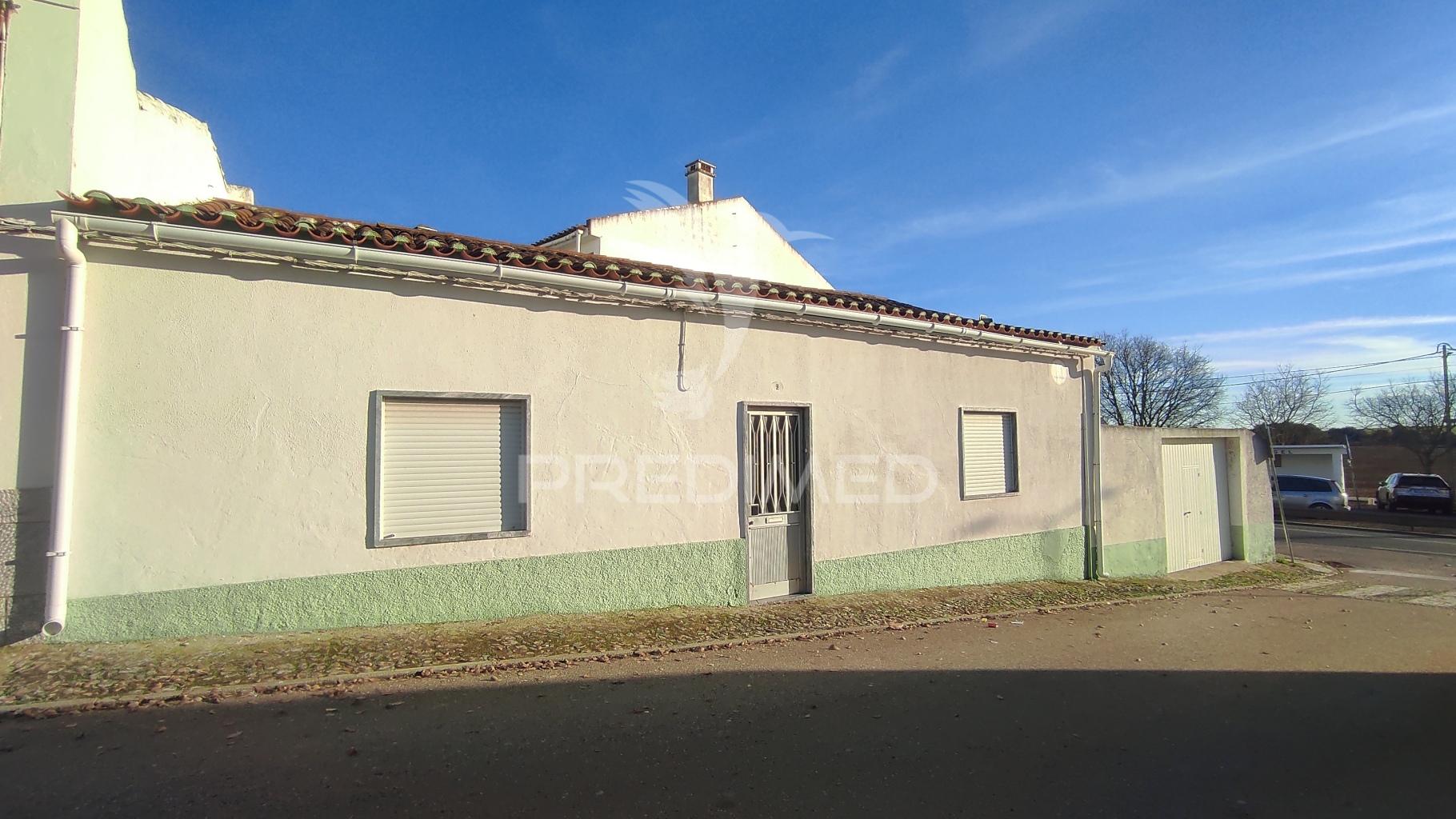 Moradia por recuperar ( venda conjunta com café/restaurante e apartamento t3)