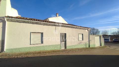 Moradia por recuperar ( venda conjunta com café/restaurante e apartamento t3)