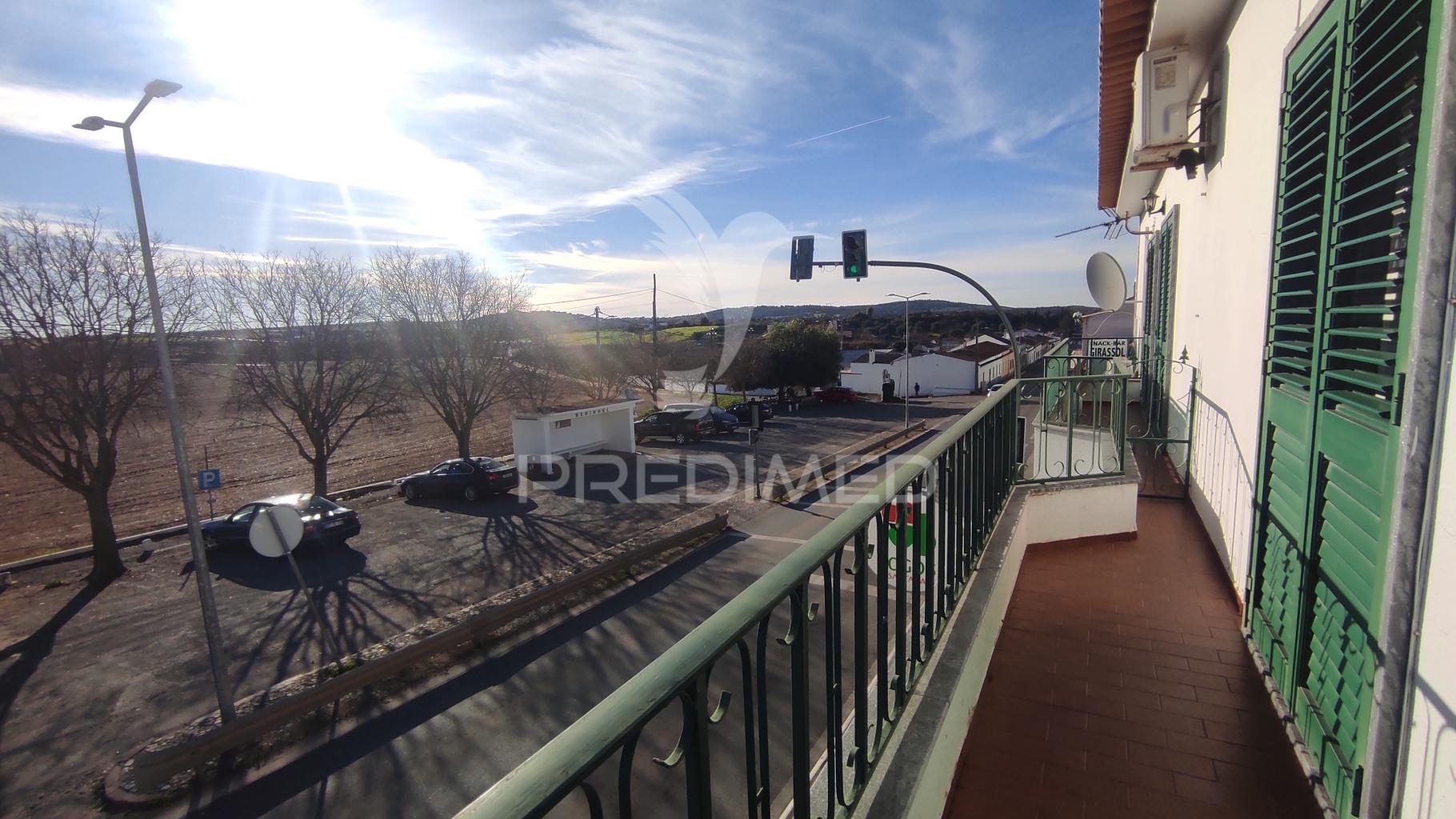 Apartamento t3 em beringel ( venda conjunta com restaurante e moradia por recuperar)