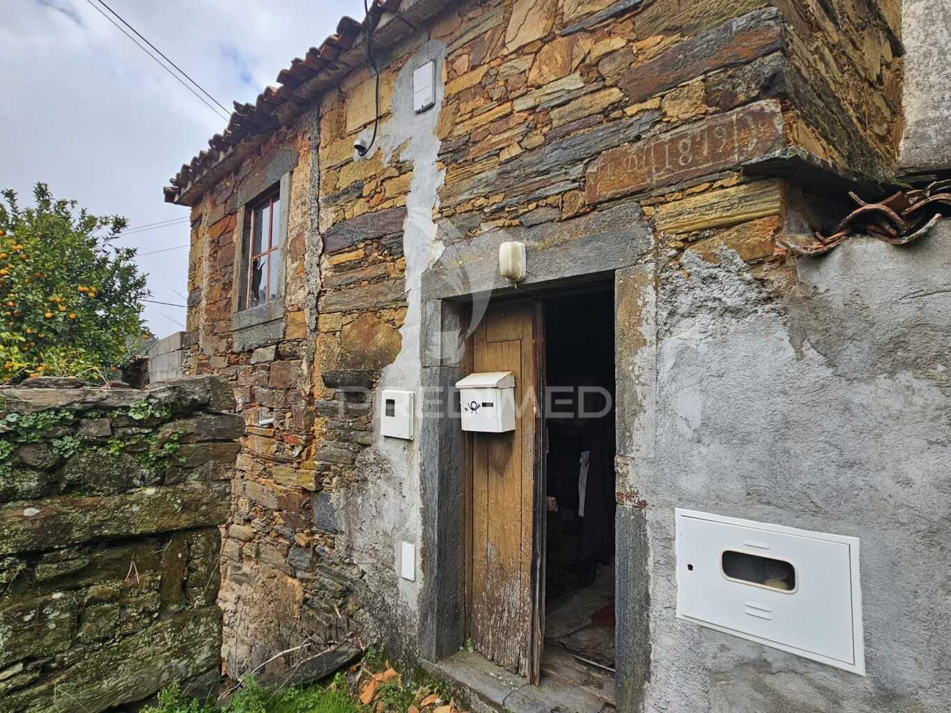 Ruina perto praia fluvial troviscal