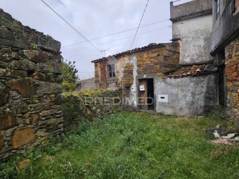 Ruina perto praia fluvial troviscal