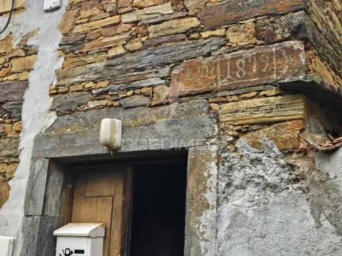 Ruina perto praia fluvial troviscal