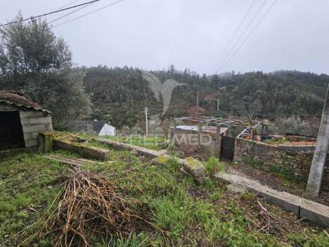Ruina perto praia fluvial troviscal