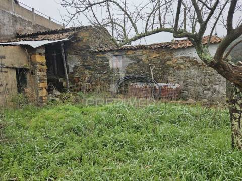 Ruina perto praia fluvial troviscal