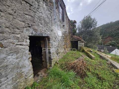 Ruina perto praia fluvial troviscal
