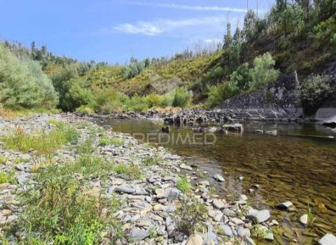 Ruina perto praia fluvial troviscal
