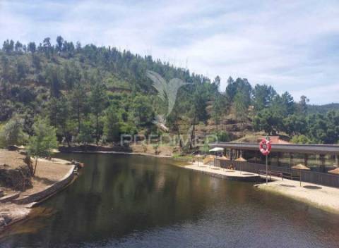 Ruina perto praia fluvial troviscal