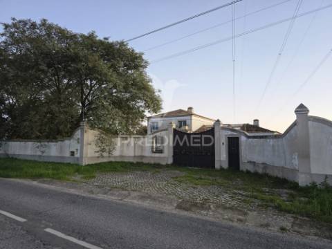 Casa senhorial em arraiados – um refúgio único com zona comercial!