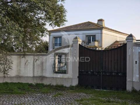 Casa senhorial em arraiados – um refúgio único com zona comercial!