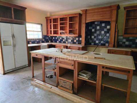 Casa senhorial em arraiados – um refúgio único com zona comercial!