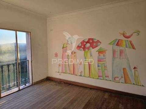 Casa senhorial em arraiados – um refúgio único com zona comercial!